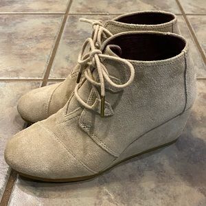 Women’s TOMS Suede Wedge Boots SZ 8. Khaki in color.